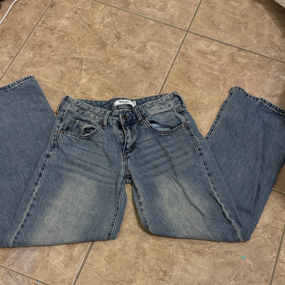 Women's Straight Leg Jeans in Light Blue Wash - Classic Five-Pocket